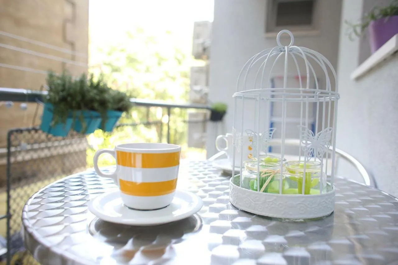 Le Monde Apartment Split